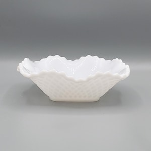 以下が含まれることがあります： 波打った縁と織り模様のある白いミルクガラスのボウル。