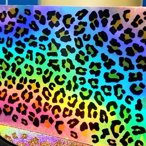 Folha de vinil autoadesiva holográfica com estampa de leopardo.