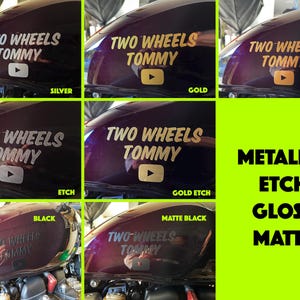Puede incluir: Primer plano de un tanque de gasolina de motocicleta con una calcoman&iacute;a personalizada que dice "Two Wheels Tommy". La calcoman&iacute;a est&aacute; disponible en una variedad de acabados, que incluyen plata, oro, cobre, negro, grabado en oro y negro mate.
