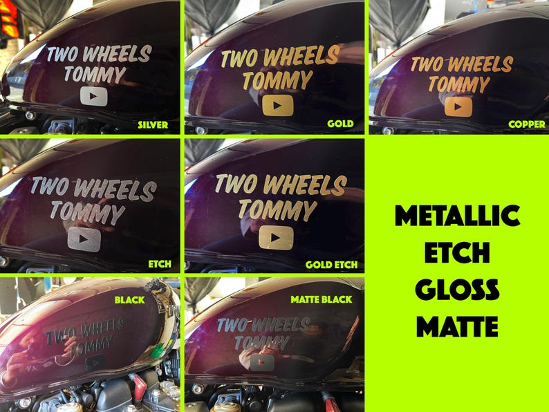 Puede incluir: Primer plano de un tanque de gasolina de motocicleta con una calcoman&iacute;a personalizada que dice "Two Wheels Tommy". La calcoman&iacute;a est&aacute; disponible en una variedad de acabados, que incluyen plata, oro, cobre, negro, grabado en oro y negro mate.