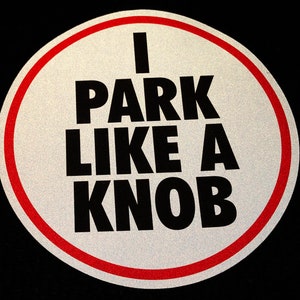 Könnte beinhalten: Ein weißer Kreis mit rotem Rand und dem Text "I park like a knob" in Schwarz.