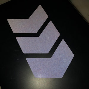 Reflektierende Aufkleber 4 Zoll SCHWARZ (reflektiert off-white) Chevrons (x3) Die-Cut Vinyl-Aufkleber - Motorrad Auto Motorrad Motorrad Wohnmobil LKW