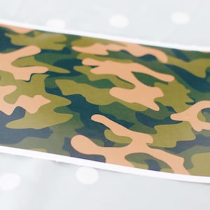 Feuille de vinyle auto-adhésive camouflage marron.