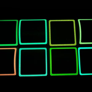 Klistermärke med fyrkantig kant och självlysande färgad ljusströmbrytare