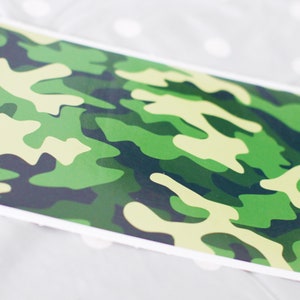 Foglio di vinile autoadesivo mimetico verde.