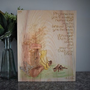 WINNIE the POOH “Promettimi che ti ricorderai sempre che sei più coraggioso di quanto credi e più forte...” A.A. Milne Citazione Disney Legno Bruciato Segno