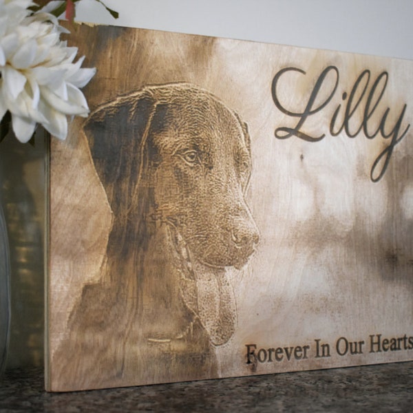 Targa commemorativa personalizzata per animali domestici: targa con foto incisa a fuoco su legno.