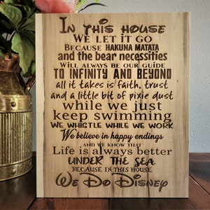 Disney-Zeichen eingraviert auf Wisconsin-Hartholz In diesem Haus machen wir Disney