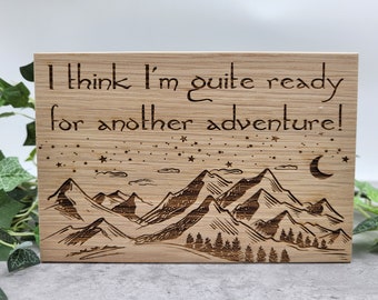 Lord of the Rings-citaat, ik denk dat ik best klaar ben voor nog een avontuur, gegraveerd bord op hoogwaardig Wisconsin-hardhout