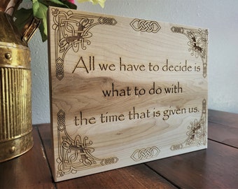 Gegraveerd houten bord, het enige wat we hoeven te beslissen is wat te doen met de tijd die ons gegeven is, LOTR-decor