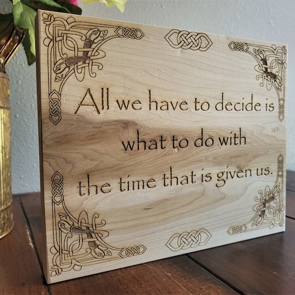 Letrero de madera grabado, "Solo tenemos que decidir qué hacer con el tiempo que nos ha sido dado", decoración de ESDLA