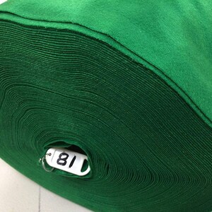 Könnte beinhalten: Eine Rolle grüner Filzstoff mit einem Etikett mit der Aufschrift "81".