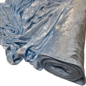 Peut inclure: Un rouleau de tissu de velours écrasé bleu clair. Le tissu est doux et a un léger brillant.