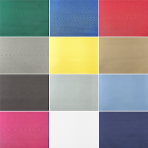 Op de afbeelding: Een verzameling van 12 stofstalen in verschillende kleuren, waaronder groen, blauw, rood, grijs, geel, bruin, donkergrijs, lichtgrijs, lichtblauw, roze, wit en donkerblauw. De stalen zijn gerangschikt in een rasterpatroon.