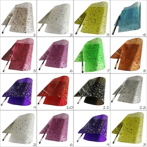 Puede incluir: Doce colores diferentes de tela transparente con un patrón de estrellas. La tela es translúcida y tiene un brillo sutil.