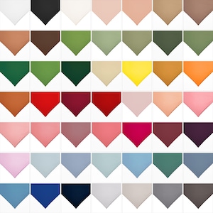 Könnte beinhalten: Ein Raster aus dreieckigen Stoffmustern in verschiedenen Farben. Die Farben umfassen Weiß, Schwarz, Rosa, Grün und Blau. Die Anordnung bietet eine vielfältige Palette und dient als visuelle Referenz für die Farbauswahl.