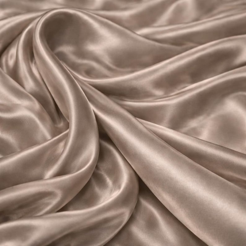 Silkeslen satinklänningstyg enfärgat lyxigt bröllopstyg 150 cm Nude