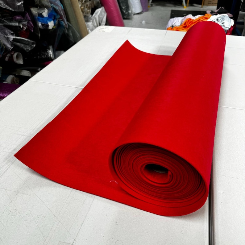 Puede incluir: Un rollo de fieltro rojo brillante. El fieltro est&aacute; enrollado y listo para ser utilizado en proyectos de manualidades.