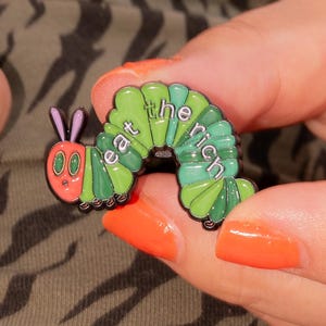 Raupi "eat the rich" Raupe Pin Anstecker Punk Links politisch demo hangry