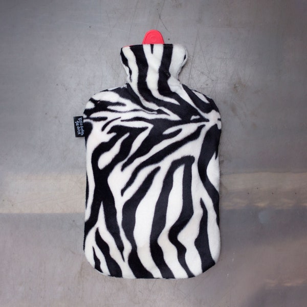 Wärmflaschenbezug Zebra groß Animalprint flauschig Kunstfell Fell warm weich handgenäht schwarz weiß Wärmflasche in lila oder rot 2L 2 Liter