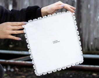 weißes Baumwoll-Stofftaschentuch mit "corona collector" Siebdruck und Spitze- oder Häkelrand, waschbar bei 60 Grad, wiederverwendbar