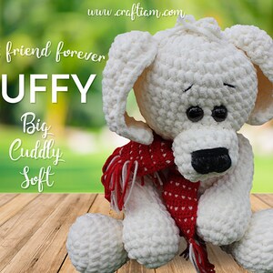 Peut inclure: Un chien crocheté blanc nommé "RUFFY" avec une écharpe rouge et blanche. Le texte sur l'image dit "Meilleur ami pour toujours", "Grand", "Câlin" et "Doux". Le chien a des yeux noirs et un nez noir. L'arrière-plan est vert flou.