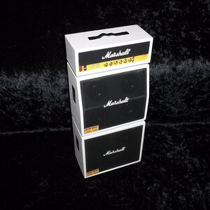 Könnte beinhalten: Ein Stapel aus drei weißen und schwarzen Marshall-Gitarrenverstärkern. Der oberste Verstärker hat ein gelbes Etikett mit dem Text "Marshall" und dem Text "JCM 800 2203". Der mittlere Verstärker hat ein schwarzes Etikett mit dem Text "Marshall" und dem Text "JCM 800 LEAD 1987". Der unterste Verstärker hat ein schwarzes Etikett mit dem Text "Marshall" und dem Text "JCM 800 LEAD 1987".