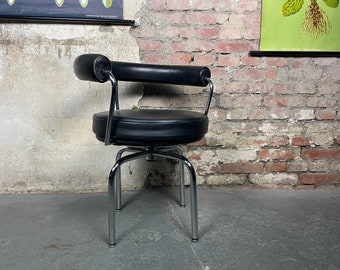 Acheter chaise pivotante LC7 d'occasion de Le Corbusier, Charlotte Perriand et Pierre Jeanneret Chaise Cassina fauteuil chaise pivotante Fauteuil Tournant
