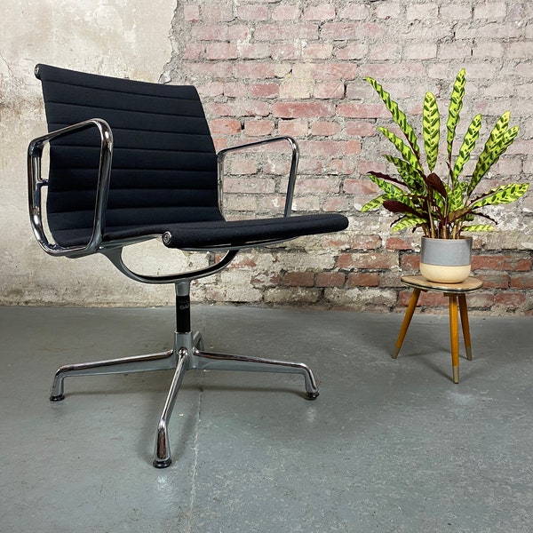 Chaise en aluminium EA 107 Charles & Ray Eames Vitra Herman Miller Chaise de bureau originale Chaise de conférence Vintage Alu Chair Hopsak noir utilisé