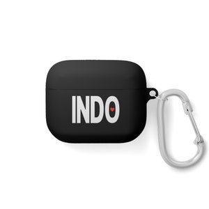 以下が含まれることがあります： 白い「INDO」ロゴと赤いハートが付いた黒いAirPodsケース。ケースにはシルバーのカラビナが付いています。