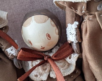 Klasyczna figurka Samdoll z 1840 r., ręcznie szyta i malowana z drewna.