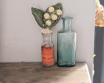 Miniatura de Maiglöckchen de tela cosida y pintada a mano; lirio de los valles surrealista con caras de madera.