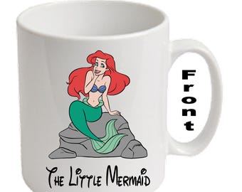 Spersonalizowane kubki z nadrukiem „Mała Syrenka” z Arielką na skale ~ „Mała Syrenka” ~ Dowolne imię, wiek, wiadomość