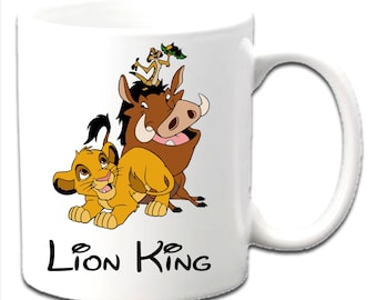 Tazas personalizadas con Timón, Pumba y Simba de EL REY LEÓN. Incluye nombre, edad y mensaje.