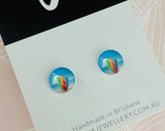 Pendientes de botón - Cúpula de cristal - 'Tabla de surf en la playa' - Pendientes para niñas/niños - Idea de regalo - Idea de Navidad - Joyería