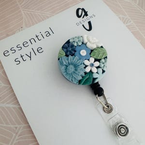 Carrete de credencial retráctil - Credencial de enfermera - Porta credencial - Pase de seguridad - Cordón - Credencial con clip - Hecho a mano - Arcilla polimérica - Azul/azul marino/blanco.