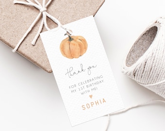Op de afbeelding: Een wit cadeaulabel met een aquarel illustratie van een pompoen. Het label leest "bedankt" en "voor het vieren van mijn 1e verjaardag met mij!" in zwart schrift. De naam "Sophia" is in oranje gedrukt onder een klein hartje.