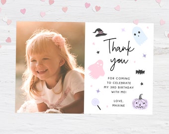 Può includere: Un biglietto di ringraziamento rosa e bianco con una foto di una bambina sorridente. Il biglietto è decorato con un fantasma, un cappello da strega, un pipistrello, una zucca e un lecca-lecca. Il testo sul biglietto dice "Grazie per essere venuto a festeggiare il mio 3° compleanno con me! Con affetto, Maxine."