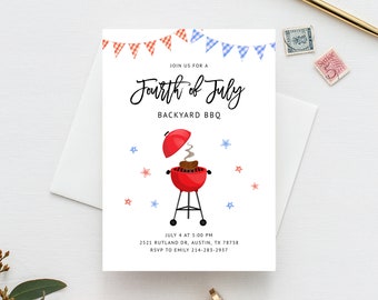 Può includere: Biglietto d'invito bianco con la scritta "Fourth of July Backyard BBQ". Il biglietto presenta un'illustrazione di un barbecue rosso e nero, stelle e banner rossi, bianchi e blu. L'invito include i dettagli dell'evento.