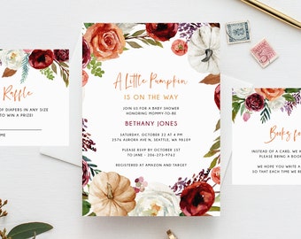 Könnte beinhalten: Eine Babyparty-Einladung mit einem Aquarell-Blumendesign mit Kürbissen, Rosen und Blättern in Rot-, Orange- und Weißtönen. Der Text lautet "A Little Pumpkin is on the Way" und enthält Datum, Uhrzeit und Ort der Veranstaltung.