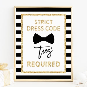 Könnte beinhalten: Schwarz-weiß gestreiftes Schild mit goldenen Glitzerakzenten. Das Schild lautet "Strenge Kleiderordnung" mit einer schwarzen Fliege und dem Text "Krawatten erforderlich".