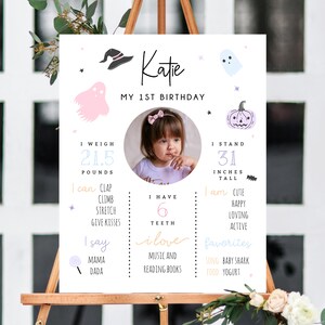 Pode incluir: Um letreiro personalizado para o primeiro anivers&aacute;rio, com o nome "Katie" e o texto "MY 1ST BIRTHDAY". O letreiro inclui uma foto, um peso de 9,75 kg, uma altura de 78,74 cm e coisas favoritas.
