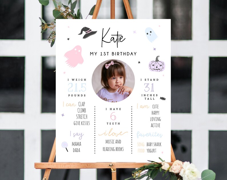 Pode incluir: Um letreiro personalizado para o primeiro anivers&aacute;rio, com o nome "Katie" e o texto "MY 1ST BIRTHDAY". O letreiro inclui uma foto, um peso de 9,75 kg, uma altura de 78,74 cm e coisas favoritas.