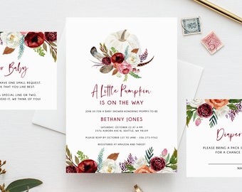 Könnte beinhalten: Eine Babyparty-Einladung mit einem Aquarell-Kürbis- und Blumendesign. Die Einladung lautet "A Little Pumpkin is on the Way" und enthält den Namen Bethany Jones, Datum und Uhrzeit der Party sowie die Adresse. Die Einladung enthält auch eine Bitte um RSVP bis zum 1. Oktober und Informationen darüber, wo die werdende Mutter registriert ist.