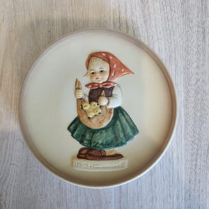 Goebel Hummel Hum 748 Little Home Makers Final Edition Plate, 1988-1991 Hand-Painted West German Porcelain Miniature, 4-Inch Collector Piece