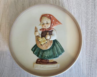 Prato Goebel Hummel Hum 748 Little Home Makers Edição Final, 1988-1991, miniatura de porcelana alemã ocidental pintada à mão, peça de colecionador de 10 cm.