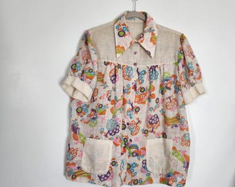 Camisa tipo blusón hecha a mano con estampado de casas novedosas de los años 70, cuello mariposa vintage, botones, estampado floral de pueblo de arte popular con bolsillos, pieza única.