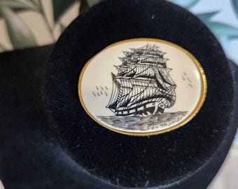 Fibbia per cintura vintage Don Thomas in stile scrimshaw raffigurante un clipper, fibbia ovale in miniatura placcata oro a tema marittimo, stile nautico del New England.