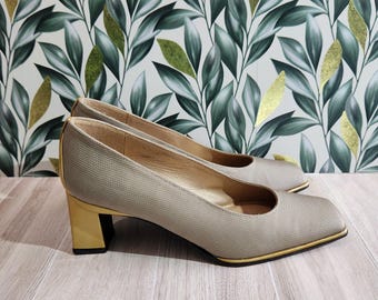 Zapatos de tacón Stuart Weitzman vintage de los años 90 con punta cuadrada, piel texturizada y tacón arquitectónico dorado, fabricados en España, talla 7.5 B