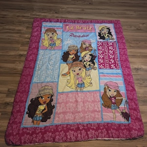 Vintage Lil Bratz Paradise Twin Täcke 65x82", Y2K MGA Entertainment Vändbart Quiltat Överkast Tropisk Hibiskus McBling 2000-talsdekor
